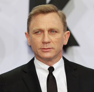 Daniel Craig Apparently Kisses All His Leading Men?