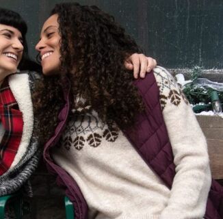 “Under the Christmas Tree,” 2021’s Perfectly Mediocre Lesbian Holiday Movie, Understood the Assignment