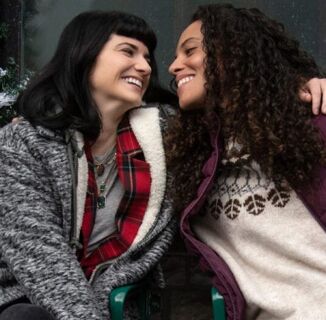 “Under the Christmas Tree,” 2021’s Perfectly Mediocre Lesbian Holiday Movie, Understood the Assignment