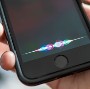 Apple Is Now Offering A Gender-Neutral Alternative Voice to Siri