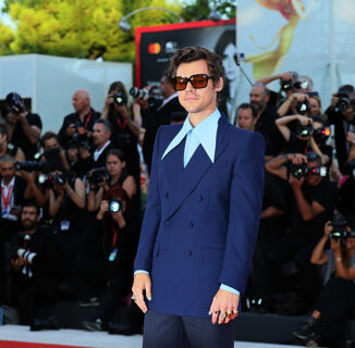 Everyone is Losing Their Mind Over Harry Styles’ Performance at the <i>Don’t Worry Darling</i> Premiere