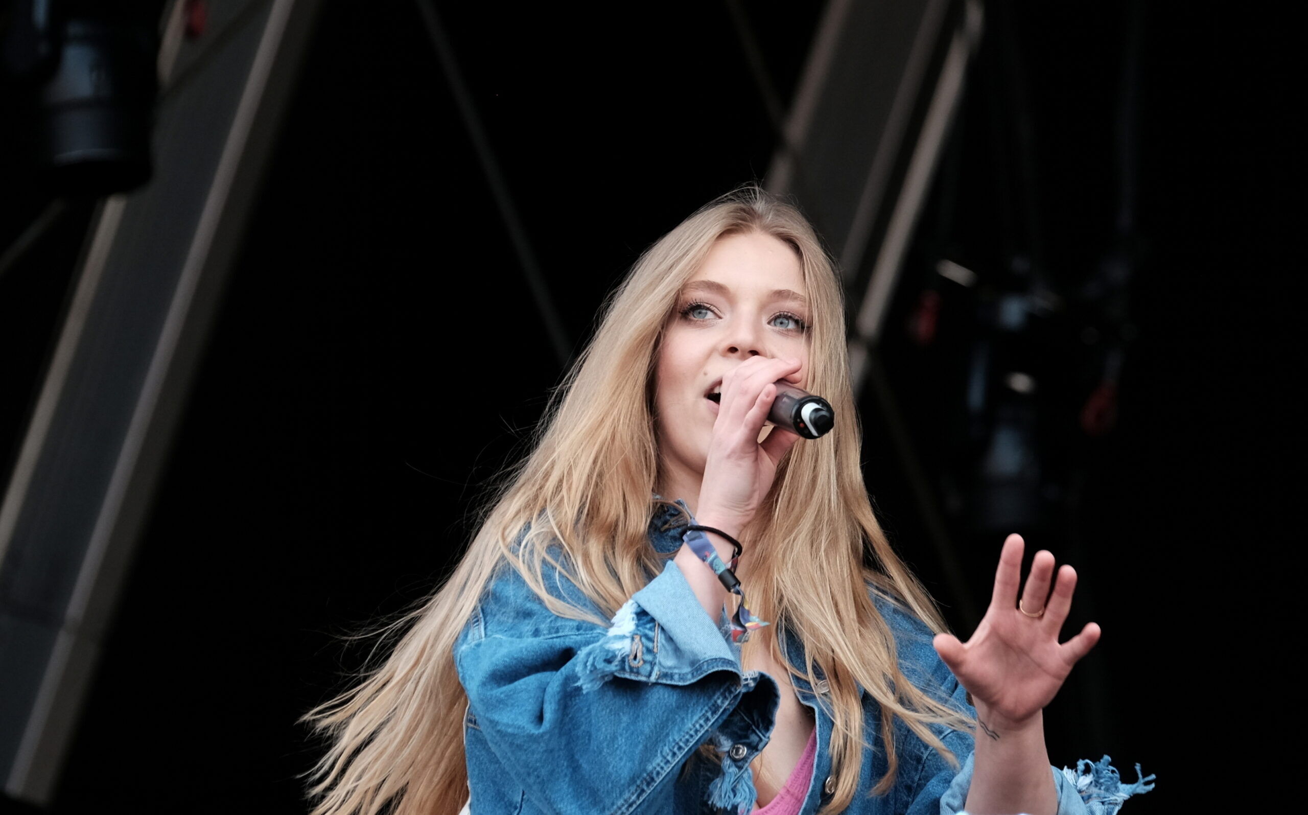 Singer Becky Hill Did Something Very Horny to Find Out if She Was Queer -  INTO