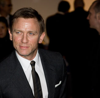 A Thirsty New Pic of Daniel Craig Has the Internet Wondering Something