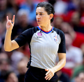 NBA ref Che Flores makes history by coming out as trans