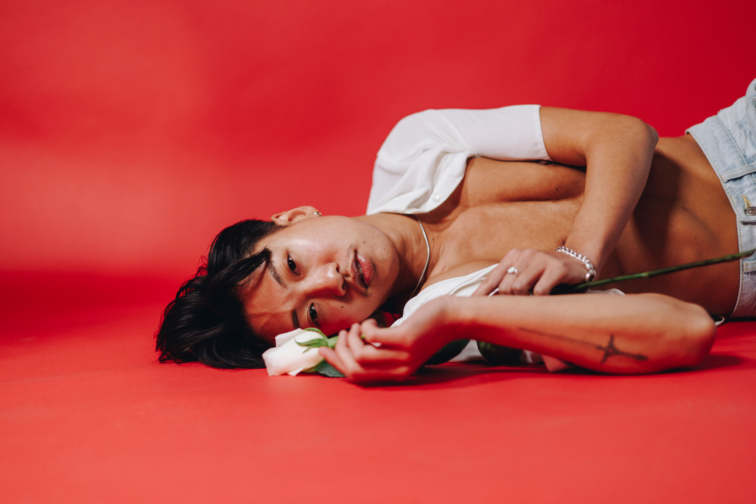 Theater is so over queer trauma. And Jes Tom is getting the last laugh. - Vimarsana News