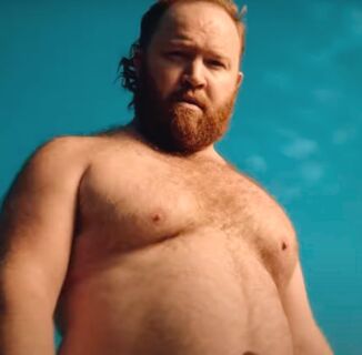 Chunky bear beautifully recreates Jeremy Allen White’s Calvin Klein advert