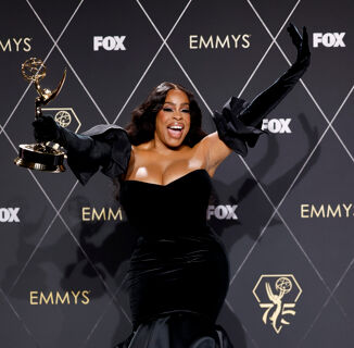 Niecy Nash-Betts’ emotional Emmys acceptance speech brought people to their feet