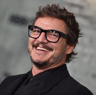 Pedro Pascal’s photo with his agent sends the internet into a frenzy