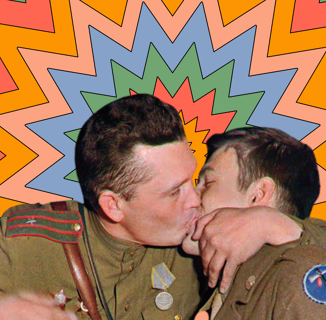 Is there a queer backstory behind the infamous “friendship kiss” photo?