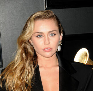 Miley’s Grammys hair has the gay Internet in a tizzy