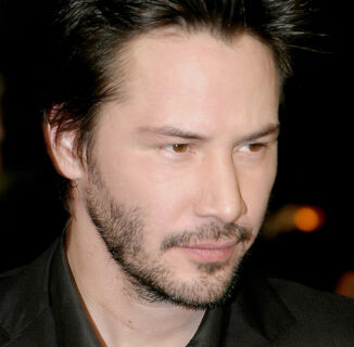 Photos of a young Keanu Reeves in a gay makeout sesh are causing a frenzy