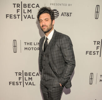 <i>Gilded Age</i> zaddy Morgan Spector shows off juicy thighs and more in new photo
