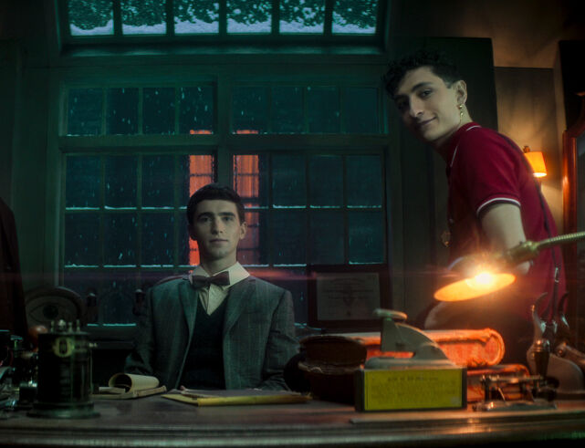 DEAD BOY DETECTIVES. (L to R) George Rexstrew as Edwin Payne and Jayden Revri as Charles Rowland in episode 101 in DEAD BOY DETECTIVES. Cr. Courtesy of Netflix © 2023