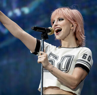 Hayley Williams reminded us she’s straight in the gayest way possible