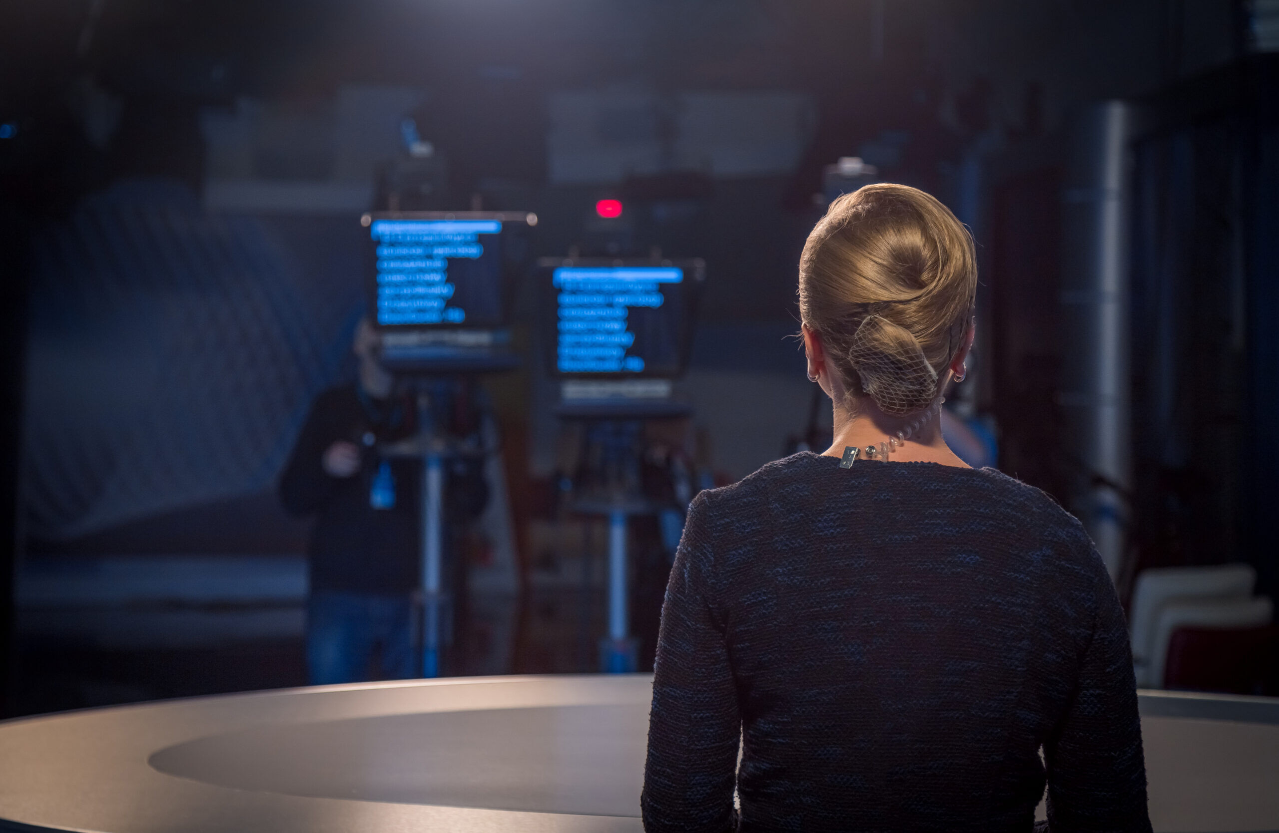 Sapphics are going feral over this hot mystery news anchor